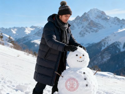 遵循“春捂秋冻”原则，冬末不要急于减衣，尤其注意保暖颈部、背部和腹部，这些部位受凉易引发呼吸道不适