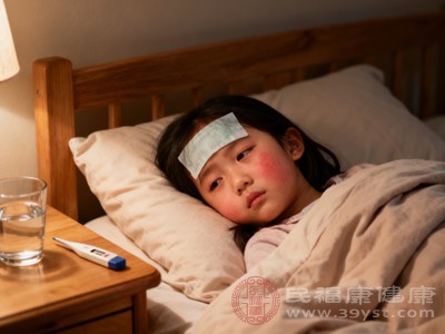 每隔1-2小时用体温计给孩子测量一次体温，记录体温变化情况