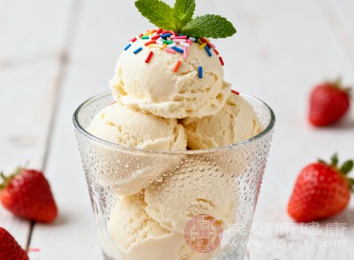 长期过量食用生冷寒凉食物,如冰饮、冷饮、生鱼片、凉拌菜等,会损伤脾胃阳气,影响脾胃运化水湿的功能,导致水湿在体内积聚 长期过量食用生冷寒凉食物,如冰饮、冷饮、生鱼片、凉拌菜等,会损伤脾胃阳气,影响脾胃运化水湿的功能,导致水湿在体内积聚