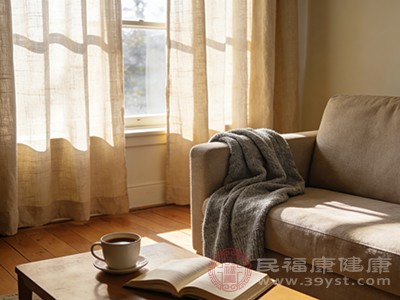 廉价衣物、窗帘、床品，尤其是深色、防皱面料会含有甲醛