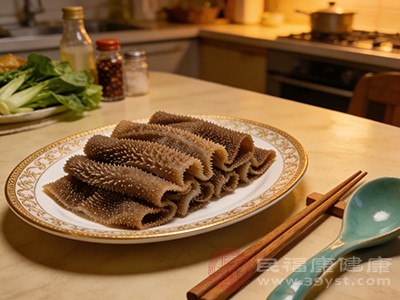 买海产品、毛肚等食材时，避开肉质过于紧实、久煮不烂、无正常腥味的产品