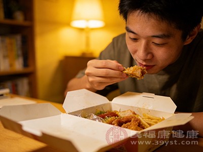 一次性塑料餐盒在接触高温食物时，会析出邻苯二甲酸盐、双酚A等有害物质