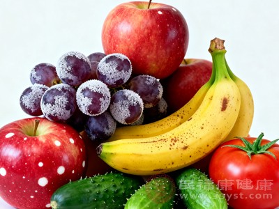 两餐之间（上午10点、下午3点）或运动后吃水果最佳