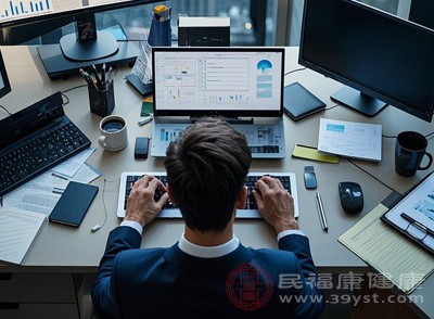 避免长时间重复性手部动作，如连续打字、织毛衣等，每30分钟休息片刻，活动手腕和手指