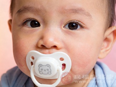 尽管有一定益处，含着安抚奶嘴睡的风险也不容忽视