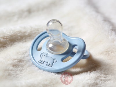 不要将安抚奶嘴作为“止哭神器”,应先排查宝宝哭闹的原因(如饥饿、尿布湿、身体不适等),再针对性解决 不要将安抚奶嘴作为“止哭神器”,应先排查宝宝哭闹的原因(如饥饿、尿布湿、身体不适等),再针对性解决