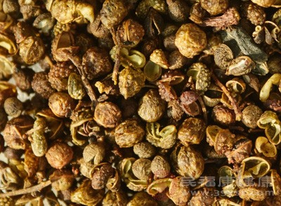 应立即停止食用花椒