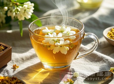 蜂蜜温水冲服，能滋润咽喉和肺部，注意用40℃以下温水冲泡，避免破坏营养成分，糖尿病患者需谨慎食用