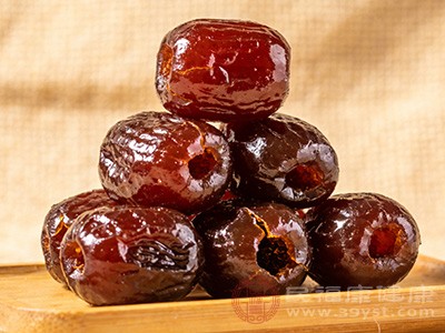 阿胶枣滋补身体的特性，有助于改善因身体虚弱导致的睡眠问题