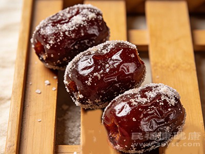 阿胶枣中的膳食纤维能够增加粪便体积，促进肠道蠕动