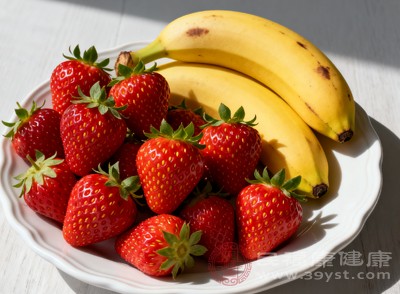 过量食用生冷的香蕉和草莓，可能会刺激肠胃