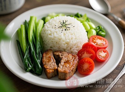 每餐主食量按自身情况调整，一般建议占餐盘1/4左右