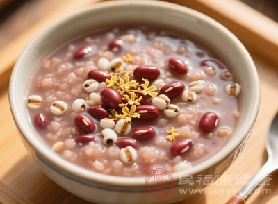 多选择具有健脾祛湿作用的食材，如薏米、红豆、茯苓、山药、冬瓜等，可将其熬煮成粥或汤羹食用