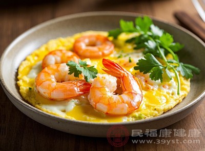 鸡蛋和虾的主要成分均为蛋白质、脂肪、维生素和矿物质，这些营养成分之间不会发生化学反应产生有毒物质