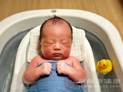 新生儿吃奶时容易吐奶、溢奶，大小便也较为频繁，若只是局部弄脏，可及时用温水擦拭清洁，无需每次都进行全身洗澡