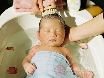 洗澡结束后，立即用干净毛巾包裹宝宝，轻轻擦干身体水分，尤其注意颈部、腋窝、腹股沟等褶皱部位，保持干燥以防发红