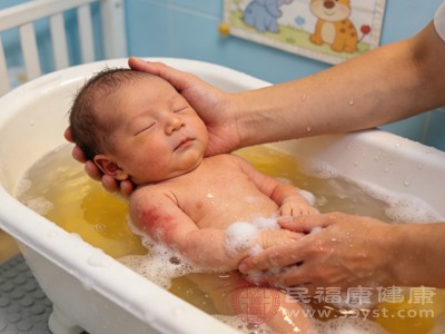 洗澡时家长必须全程陪伴在宝宝身边，双手不能离开宝宝，防止宝宝滑倒或呛水