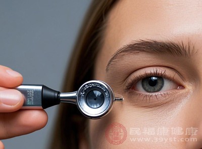 眼部结构与功能检查包括角膜厚度、角膜地形图、眼压、眼底检查、泪液分泌测试等