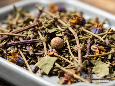 半枝莲还具有利湿的功效，能够帮助调节体内水湿代谢