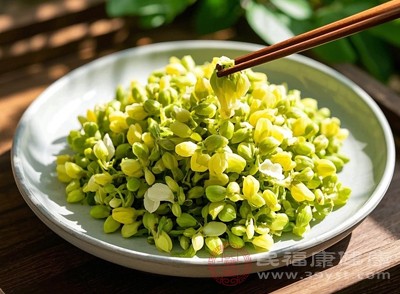 洋槐花中含有花粉、黄酮类等可能引起过敏的成分，过敏体质人群食用后易引发过敏反应