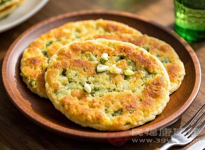 洋槐花作为食材食用时，务必彻底加热，如蒸、煮等，避免生食，以杀灭可能存在的细菌或寄生虫卵