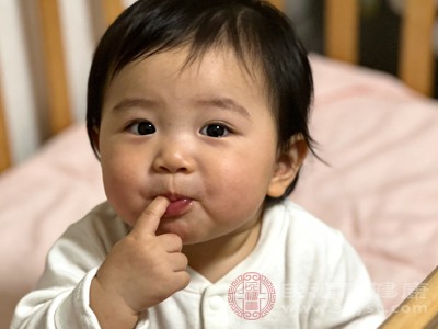 别再阻止宝宝吃手指 不同年龄段原因不同 这篇指南教你正确应对