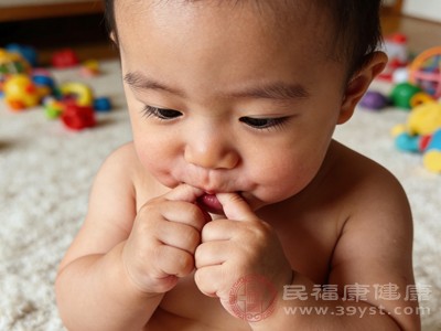 部分婴儿可能因为模仿他人的行为而开始吃手指头，但这种情况在低龄婴儿中相对较少