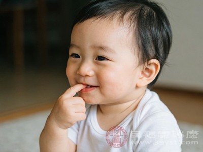 1岁以上的婴儿如果仍频繁吃手指头，可能会影响牙齿排列和颌面部发育，还可能因手指清洁不到位增加感染风险