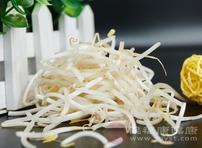 绿豆芽清热润燥，能缓解春季口干舌燥、咽喉不适，适合易“上火”人群