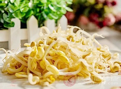 黄豆芽搭配小米煮粥，既能借助小米的健脾功效滋养脾胃，又能通过黄豆芽补充蛋白，适合早餐食用，唤醒身体机能