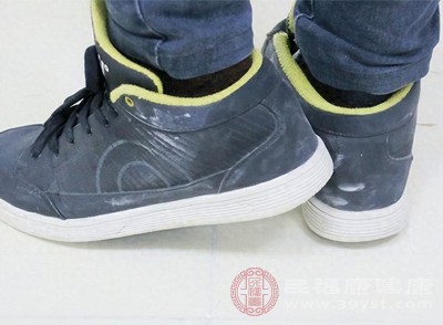 坐骨神经痛也会导致左脚发麻