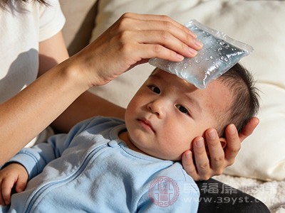 冷敷是理想选择，通过低温刺激，能使血管收缩，降低血管通透性