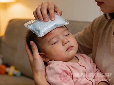 除了冷敷和热敷，一些天然成分也能辅助宝宝快速去淤青