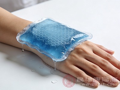 冷敷是简单有效的方法之一，用冰袋或冷毛巾敷在蛰伤部位