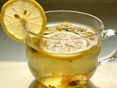 柠檬与菊花搭配饮用，不仅口感清新，还能发挥二者的协同作用，带来多方面益处