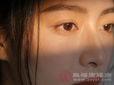 促使黑色素细胞分泌更多的黑色素