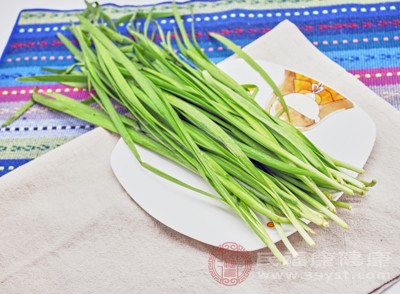 韭菜、生姜、大蒜、洋葱、南瓜等，韭菜性温，可温中开胃、行气活血，适合炒菜或做馅料