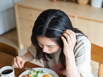 白发冒出来最该做的不是染而是这件事