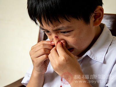 紧急 娃流鼻血别瞎塞纸 这招秒变“止血小达人”