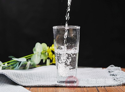 水的温度也很重要。过冷或过热的水都不利于身体健康。