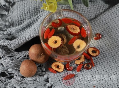 红枣和桂圆能滋养气血、调和脏腑，有效缓解燥气带来的疲惫感，枸杞则能滋阴润燥，补充身体所需水分