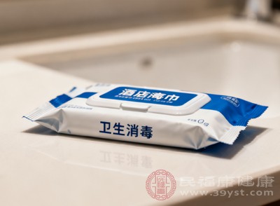 尽量减少来回走动，如需起身，接触扶手、门把手后，及时用消毒用品清洁双手