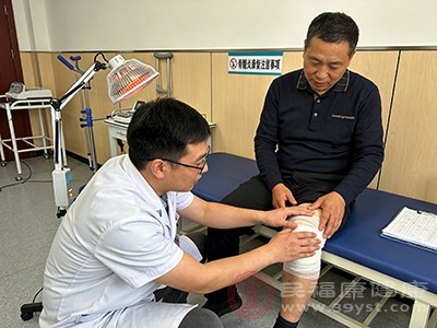 康复治疗则是在病情稳定后，通过物理治疗、运动疗法等手段，促进患肢的功能恢复。