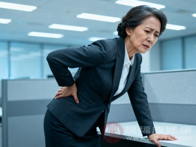 随着年龄增长，身体的肌肉会逐渐萎缩、僵硬，关节的润滑度会降低，韧带也会变得松弛，弯腰、伸展等动作就会变得困难