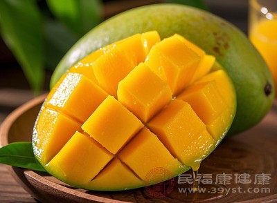 芒果中含有丰富的糖分和碳水化合物，能够为身体提供能量，缓解疲劳感