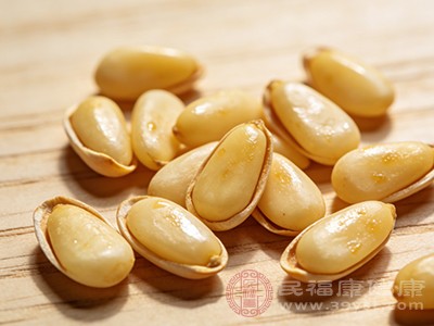 松子仁中含有丰富的膳食纤维，膳食纤维就像肠道的“清道夫”