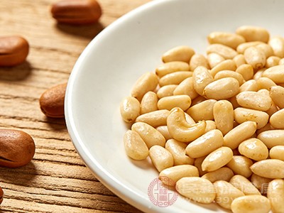 松子仁中的油脂成分还具有滋润肌肤的作用