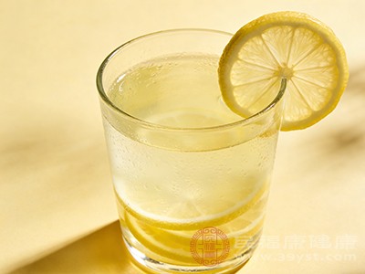 比如温热的柠檬水，柠檬富含维生素C和柠檬酸，能刺激胃液分泌，帮助消化