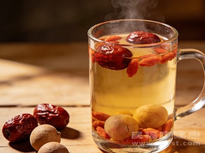 将红枣、枸杞和桂圆一起泡水喝，能够从内而外地滋养肌肤，让你拥有健康美丽的肌肤。