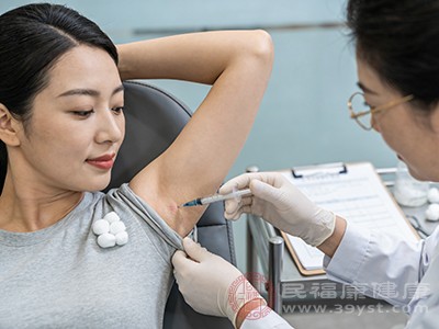 肉毒素可以阻断神经与汗腺之间的信号传递，从而抑制汗腺的分泌